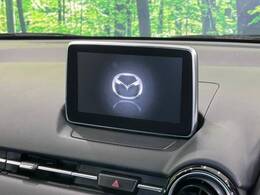 【マツダコネクトナビ】車内の雰囲気にマッチした一体型タイプのナビ。各種車輌設定やBluetooth再生等、様々な機能が楽しめます。直感的なダイヤル操作が可能で、使い勝手も良好です。