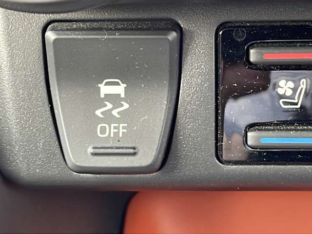 【横滑り抑制機能（VSC）】雨や雪で滑りやすい路面などで横滑りが発生した時、ブレーキとエンジン出力を自動的にコントロールし、優れた車両安定性を実現します！