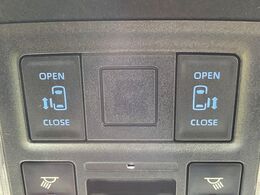 【両側パワースライドドア】スマートキーや運転席のスイッチで後席両側スライドドアの開閉が可能♪電動だから力を入れてドアを開ける必要が無く、小さなお子様でも簡単に開け閉めでき快適です♪