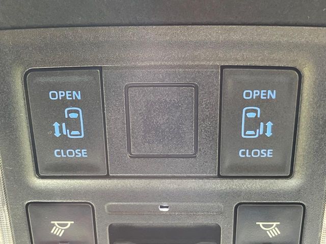 【両側パワースライドドア】スマートキーや運転席のスイッチで後席両側スライドドアの開閉が可能♪電動だから力を入れてドアを開ける必要が無く、小さなお子様でも簡単に開け閉めでき快適です♪