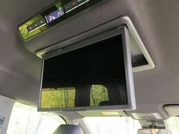 【14型有機ELフリップダウン】三列目からでも迫力のエンタメが観れる大画面フリップダウン。有機ELのモニターでは、一般的なフリップダウンよりも高コントラストでキレイな映像を楽しめます。