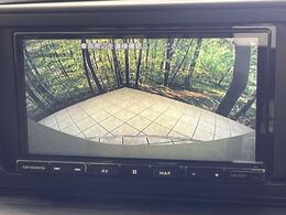 【バックカメラ】駐車時に後方がリアルタイム映像で確認できます。大型商業施設や立体駐車場での駐車時や、夜間のバック時に大活躍！運転スキルに関わらず、今や必須となった装備のひとつです！