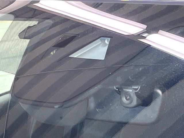 【スマートブレーキサポート】走行中に前方の車両等を認識し、衝突しそうな時は警報とブレーキで衝突回避と被害軽減をアシスト。より安全にドライブをお楽しみいただけます。