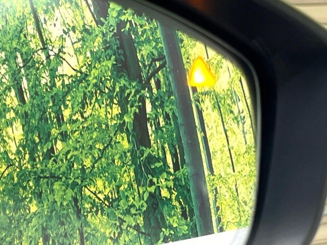 【ブラインドスポットモニタリング】走行中、ドアミラーの死角になりやすい箇所に後続車が接近するとサイドミラー付近に警告を表示、ドライバーに注意喚起をしてくれます。