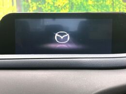 【8.8インチマツダコネクト】車内の雰囲気にマッチした大型のディスプレイ。スマホ接続でのナビ使用やBluetooth再生等、様々な機能が楽しめます。直感的なダイヤル操作が可能で、使い勝手も良好です。