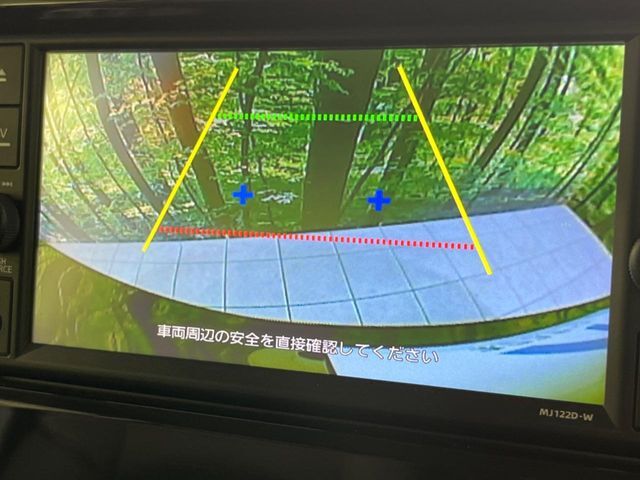 【バックカメラ】駐車時に後方がリアルタイム映像で確認できます。大型商業施設や立体駐車場での駐車時や、夜間のバック時に大活躍！運転スキルに関わらず、今や必須となった装備のひとつです！