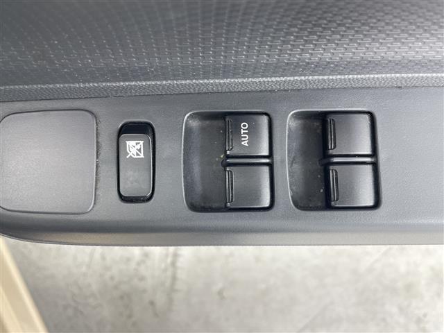 【パワーウインドウ】運転席のスイッチで、各席の窓ガラスの開閉ができます！あると便利ですよね！
