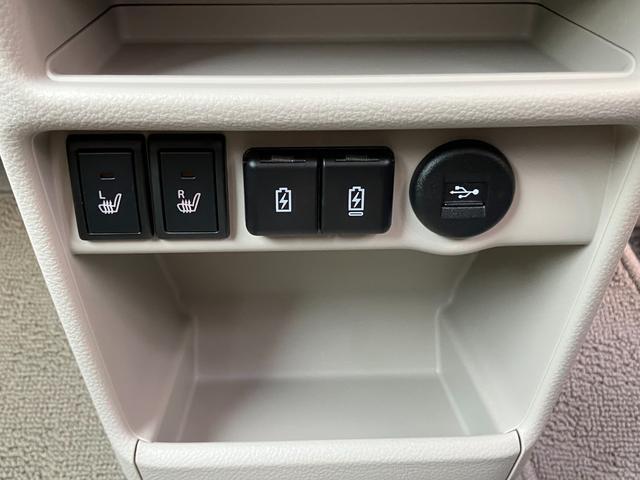 寒い日に重宝するシートヒーターを運転席と助手席に装備！スマホの充電などに役立つUSBソケットも付いています！