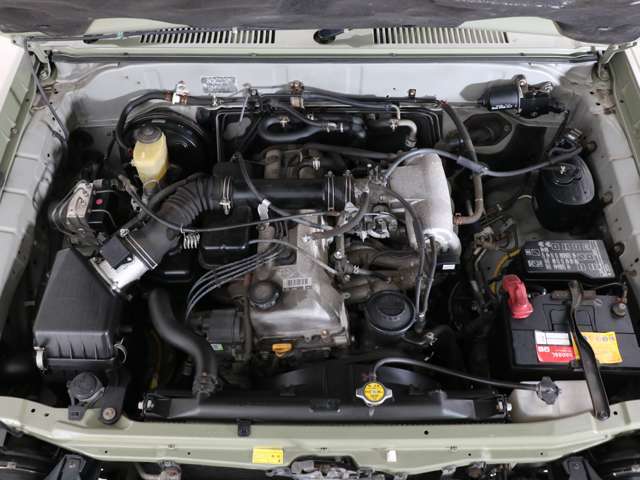 キレイに保たれているエンジンルーム！3RZ・2700ccエンジン！