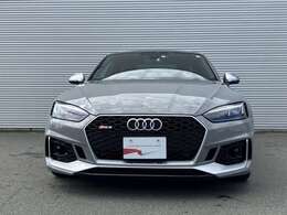 日本人デザイナーの発案によって2005年から採用されている、「シングルフレームグリル」。ひと目でAudiとわかる象徴的なデザインはAudiのブランドイメージを確立しています。