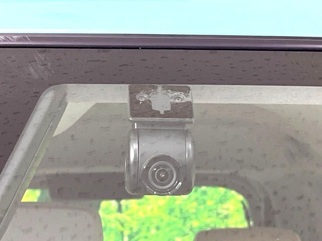 【ドライブレコーダー】安心・安全なカーライフに必須のドライブレコーダーを装備！走行中はもちろん、あおり運転や事故に遭遇した際の状況も映像で記録し、万一のリスクに備えます。