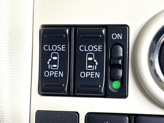 【両側パワースライドドア】スマートキーや運転席のスイッチで後席両側スライドドアの開閉が可能♪電動だから力を入れてドアを開ける必要が無く、小さなお子様でも簡単に開け閉めでき快適です♪