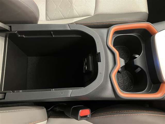 運転席側収納スペースになります♪