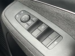 【パワーウィンドウ】運転席から全座席の窓の昇降操作が可能。お子様などの操作による予期せぬトラブルを防止できるロック機能もあります。
