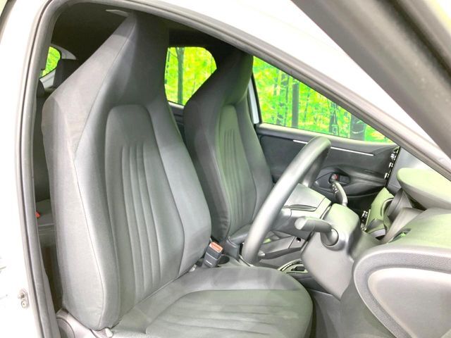 運転席まわりには十分なスペースがあり、大柄な方でもゆったり運転していただける環境です。