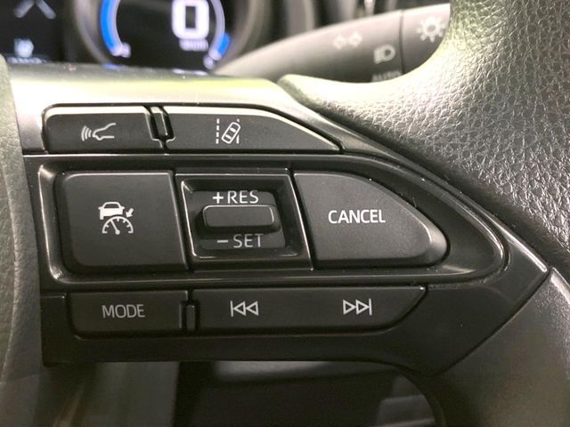 【レーダークルーズコントロール】高速道路での長距離走行が楽に！！自動で速度を保つクルーズコントロールが、衝突軽減システムと連携し、前方の車両を感知して車間を保つように速度調節してくれます！！