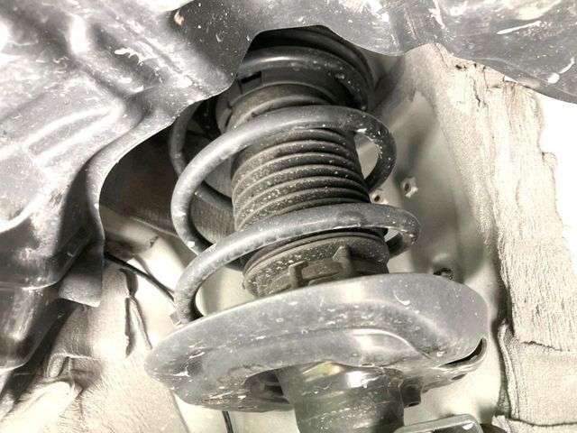 お車を安心してお乗りいただく為には、足回りの定期点検が欠かせません。サービスサポート（有償保証）では無料点検もご提供しており、安心のカーライフをお過ごしいただけるサポート体制が整っています。