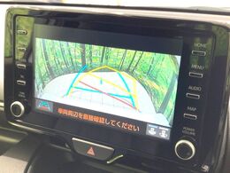 【バックカメラ】駐車時に後方がリアルタイム映像で確認できます。大型商業施設や立体駐車場での駐車時や、夜間のバック時に大活躍！運転スキルに関わらず、今や必須となった装備のひとつです！