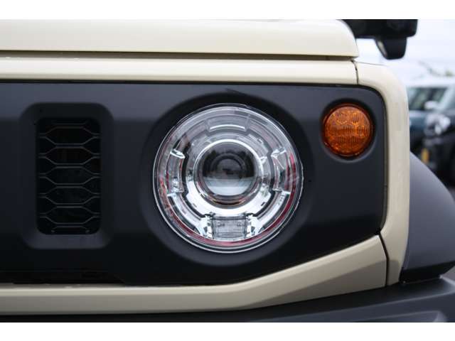 R7.3　登録済み未使用車　ジムニーシエラ　JC　4WD　4AT　LEDヘッドランプ　ヘッドランプウォッシャー　クルーズコントロールシステム　本革巻ステアリングホイール　LEDサイドターンランプ付ドアミラー