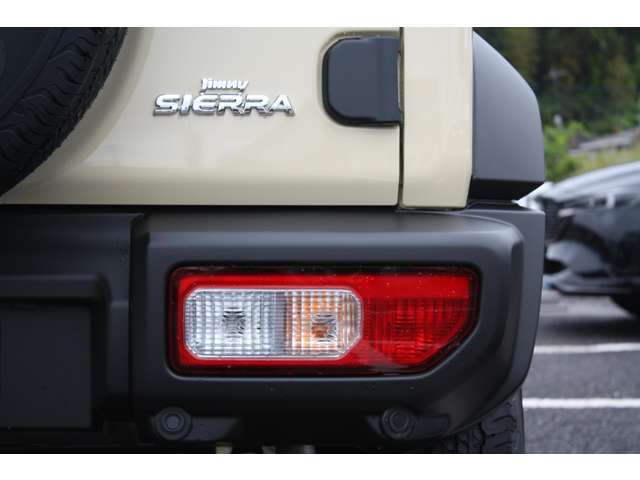 R7.3　登録済み未使用車　ジムニーシエラ　JC　4WD　4AT　LEDヘッドランプ　ヘッドランプウォッシャー　クルーズコントロールシステム　本革巻ステアリングホイール　LEDサイドターンランプ付ドアミラー
