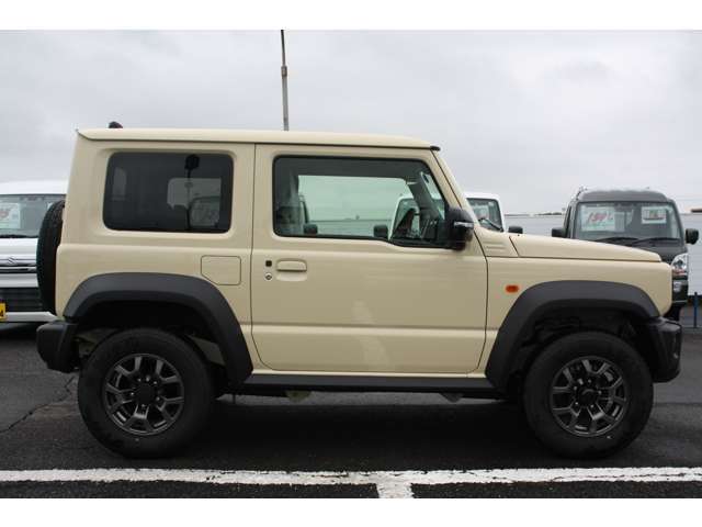 R7.3　登録済み未使用車　ジムニーシエラ　JC　4WD　4AT　LEDヘッドランプ　ヘッドランプウォッシャー　クルーズコントロールシステム　本革巻ステアリングホイール　LEDサイドターンランプ付ドアミラー
