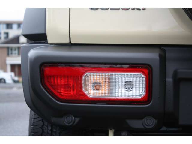 R7.3　登録済み未使用車　ジムニーシエラ　JC　4WD　4AT　LEDヘッドランプ　ヘッドランプウォッシャー　クルーズコントロールシステム　本革巻ステアリングホイール　LEDサイドターンランプ付ドアミラー