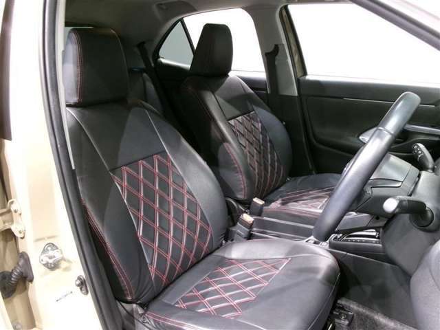 高いホールド性で運転姿勢が安定します。長距離ドライブでも疲れにくいのが魅力です。快適なドライビングライフをお送りください♪