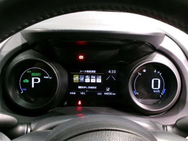 とっても見やすいメーターです。夜間時はラグジュアリーな気分にさせてくれる照明が魅力ですので、夜のドライブも楽しみになりますよ♪