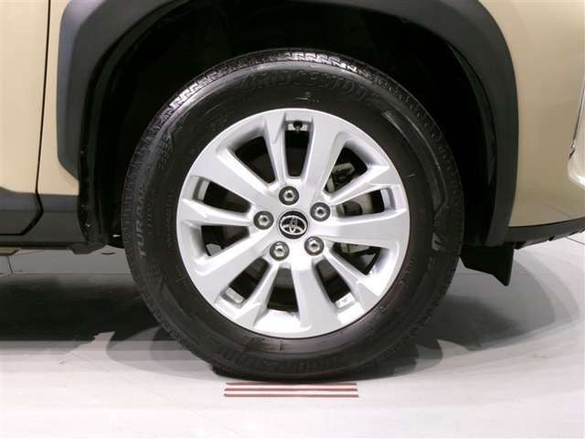 純正のアルミホイール装着車です。タイヤサイズは205/65R16です。