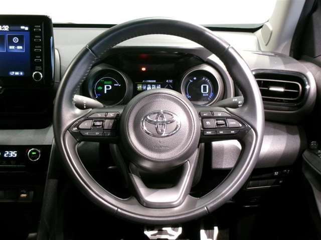 ステアリングスイッチ付き。前方から目を離すことなく操作することが可能です。