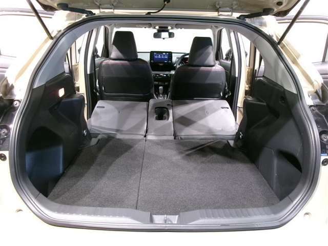 簡単に広がるラゲッジスペース♪可倒リヤシートを前に倒せばラゲッジスペースがさらに拡大！大きな荷物も収まります(^^)