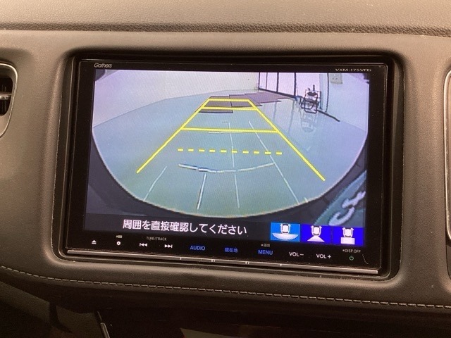 リバースギアに入れるだけで後方の表示へ切り替わります。夜間や雨の日の駐車も楽になりますよ。