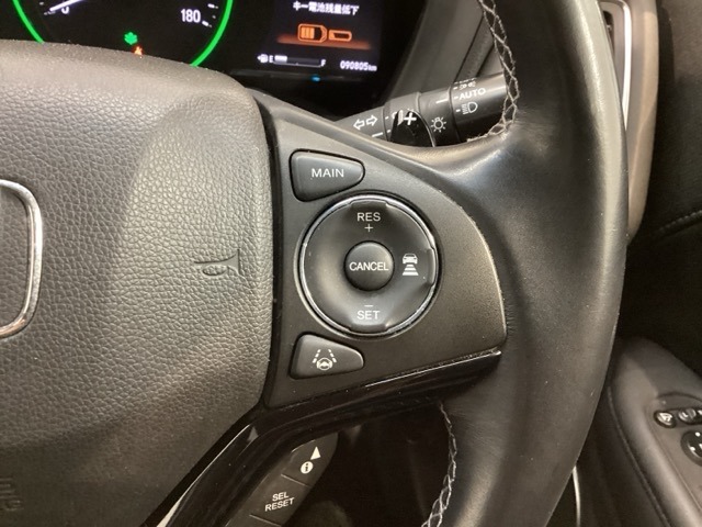 クルーズコントロールを装備しています。高速道路などで一定の速度で走ってくれるので運転が楽ですよ！速度を設定できますので、スピードの出しすぎにも注意できます。
