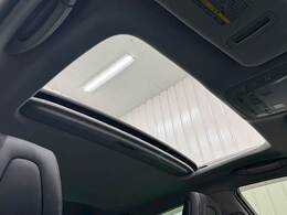 開放感のある人気アイテムの【サンルーフ】搭載。