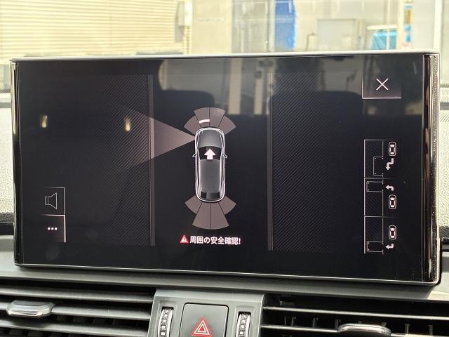 【パークアシスト】決められた手順通りに車を停めれば、あとは自動的にステアリングが動き、ドライバーはアクセルとブレーキを操作するだけで駐車が可能です。