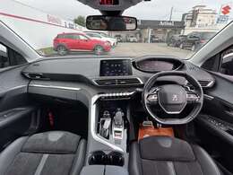 【室内】コックピット。車内もキレイで嫌な臭いもありません！ご納車後の臭いが付きにくくなる「空気触媒コーティング」もあります。