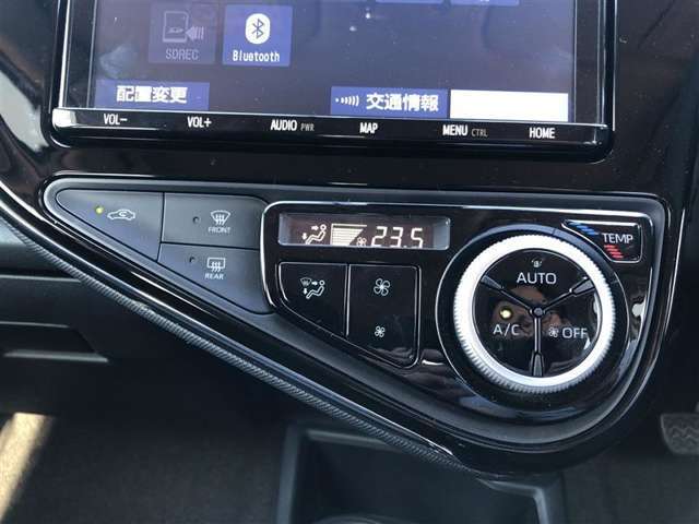 操作しやすいオートエアコン。車内をいつも快適に保つ事が出来ます。