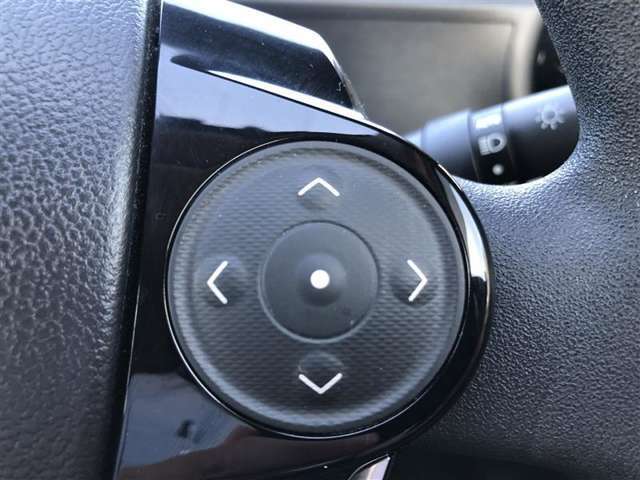 【ステアリングスイッチ】右です。ハンドルから手を離さず、運転に集中したまま手元でマルチインフォメーションディスプレイ内の表示切替などができます。