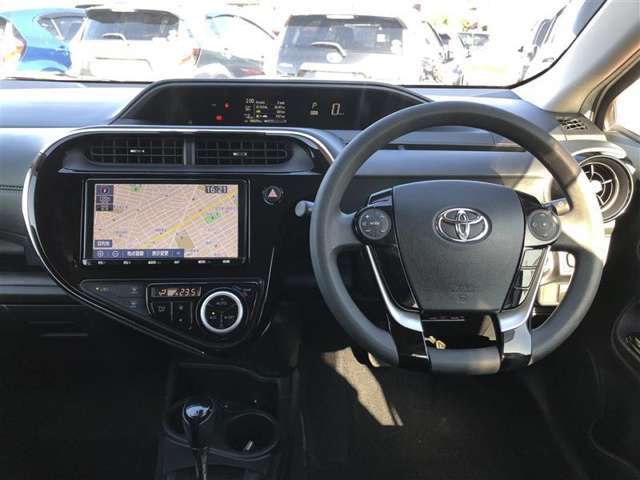 シンプルで使いやすいコクピット。視界性もよく運転しやすいですよ。スイッチ類も使いやすい場所に配置されています。