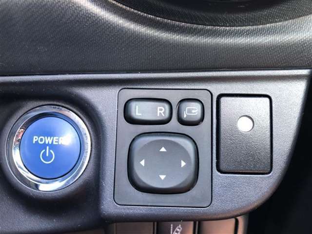 電動格納式ドアミラー付き。駐車場へ停めた時に、ボタン一つで左右のドアミラーをたたむ事ができます。