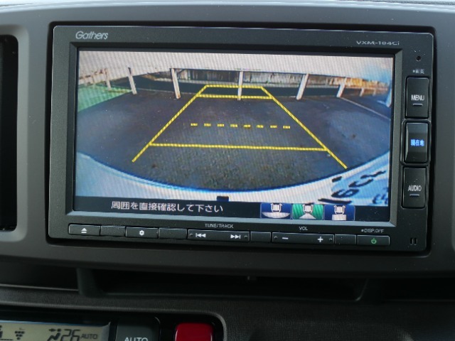 初心者の方や運転に自信のない方でも安心して車庫入れができるリバース連動リアカメラが装着されています。狭い駐車場はもちろん、雨の日や夜間でもストレスなく運転していただけますよ。