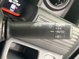 【オートライト】周りの明るさに応じて自動でヘッドライトの点灯・消灯ができる機能です！ライトの付け忘れ・消し忘れなどが無くなり、雨の日や夕方の走行も安心！トンネル通過時も便利ですね♪