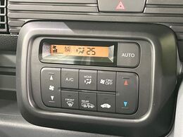 【オートエアコン】一度お好みの温度に設定すれば、車内の温度を検知し風量や温度を自動で調整。暑い…寒い…と何度もスイッチ操作をする必要はありません。快適な車内空間には必須の機能ですね♪