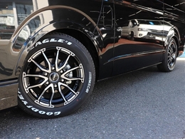 視覚的ローダウン効果のあるオーバーフェンダーを装着した足回りにはDelf06　AWを装着し　ナスカーホワイトレタータイヤをインストール！