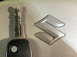 【キーレス】少し離れた場所からでもボタン一つでドアの開錠・施錠ができるのでとっても便利！ドアの鍵穴周りに傷をつけることもありません♪