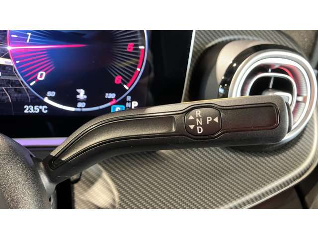 ウィンカー内蔵ドアミラーを開発したのは『メルセデス・ベンツ』です。他車からの視認性が高まり、事故の可能性を低減させています。更に、点灯部分はドライバーの視界に入らないように設計されています。