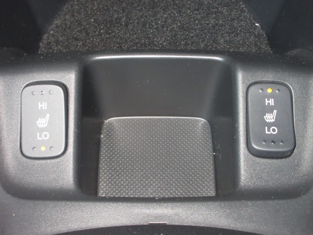運転席＆助手席シートヒーターが付いてます。寒い冬でもスイッチONで座面をあたたかくして、ドライブをさらに快適にしてくれます。HIとLOの2段階に温度設定が可能です。