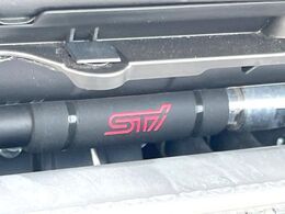 【STIタワーバー】お車の剛性を高めるタワーバーを装備。よりスムーズなコーナリング走行が可能となり、走りも楽しめます。
