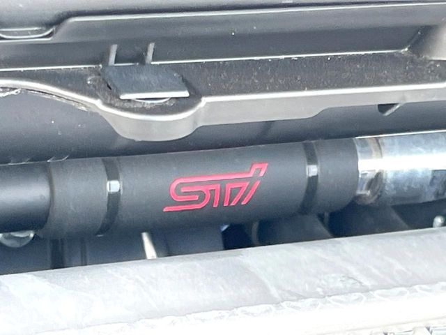 【STIタワーバー】お車の剛性を高めるタワーバーを装備。よりスムーズなコーナリング走行が可能となり、走りも楽しめます。