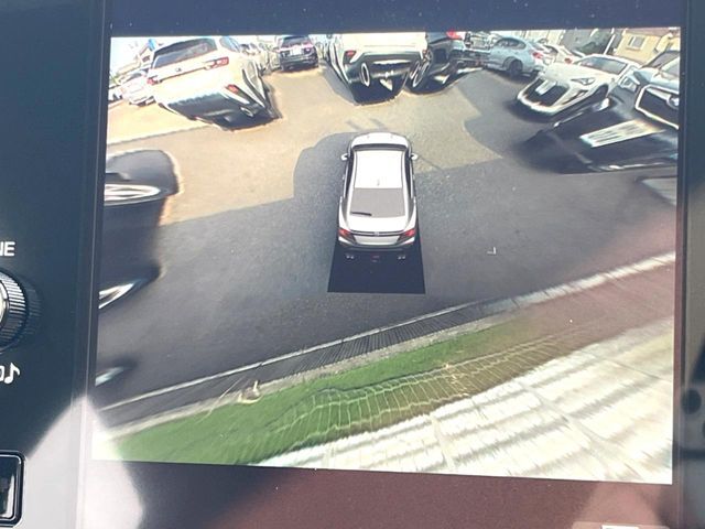 【マルチテレインモニター】車のフロントやサイドのカメラ画像を同時にモニター表示することで、悪路や狭い道を走行時でも周囲の状況確認ができ安心！本格SUVにうれしい装備です♪